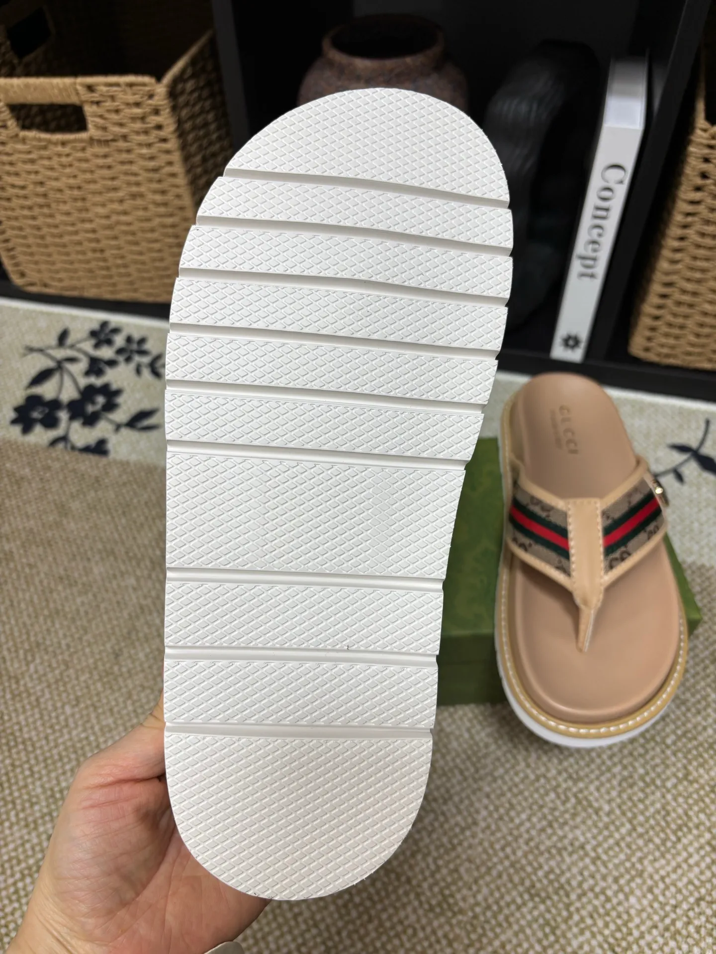 Factory 💰 300 yuan Gucci slippers] high-end men's shoes brand official website 1:1 latest masterpiece: original mold customization, the fabric is made of imported original materials, upgraded outsole, lighter and non-slip. The market's top quality, simple yet tasteful, a must-have for fashionistas, fashionable at your feet, full of confidence, the same style at the counter 👍The season of summer slippers is here. Code: 38-45 (45 customized)